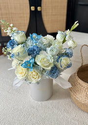 Seasonal Bloom Hug Bucket – Sky Blue (Pre-order, 3 Days in Advance)