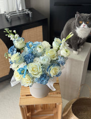 Seasonal Bloom Hug Bucket – Sky Blue (Pre-order, 3 Days in Advance)