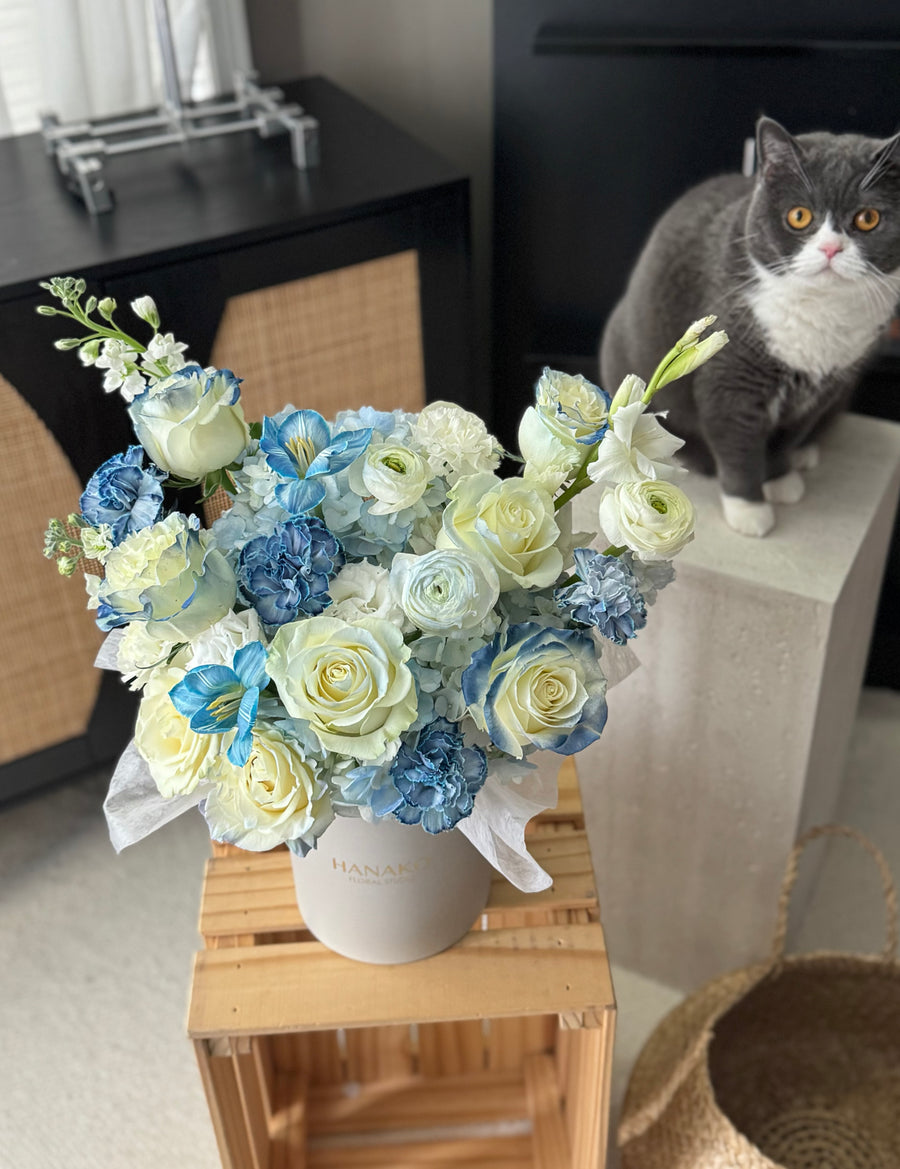 Seasonal Bloom Hug Bucket – Sky Blue (Pre-order, 3 Days in Advance)