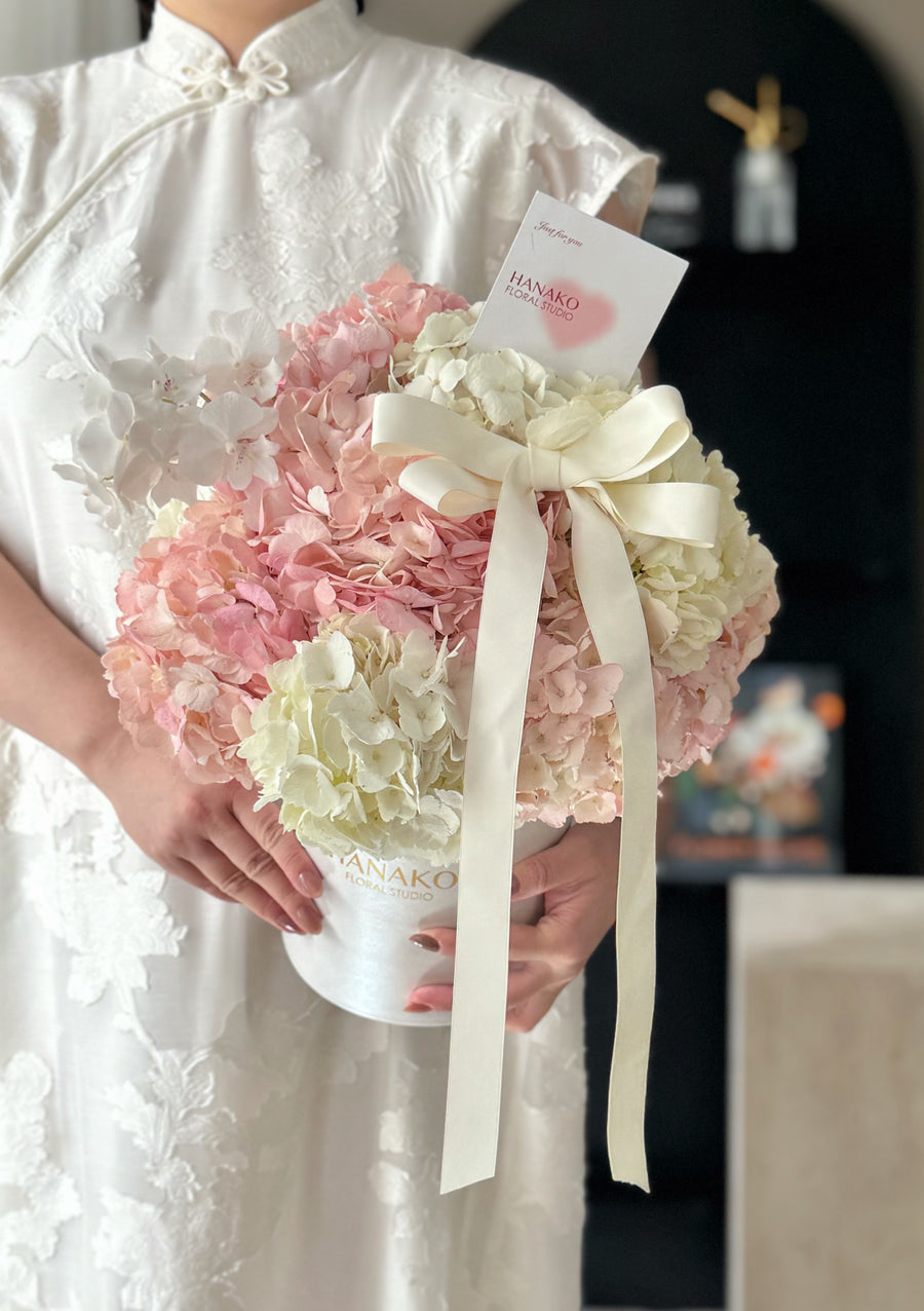 Cloud Blush Hydrangea Hug Bucket(Pre-order, 7 Days in Advance)