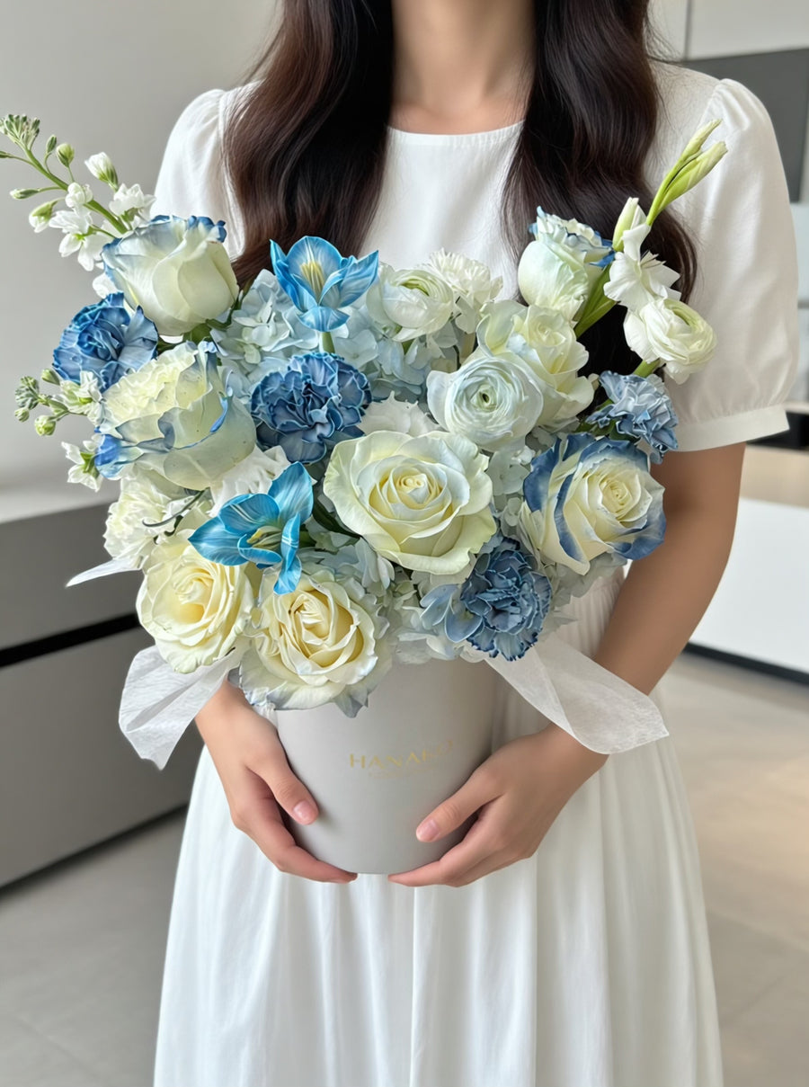 Seasonal Bloom Hug Bucket – Sky Blue (Pre-order, 3 Days in Advance)